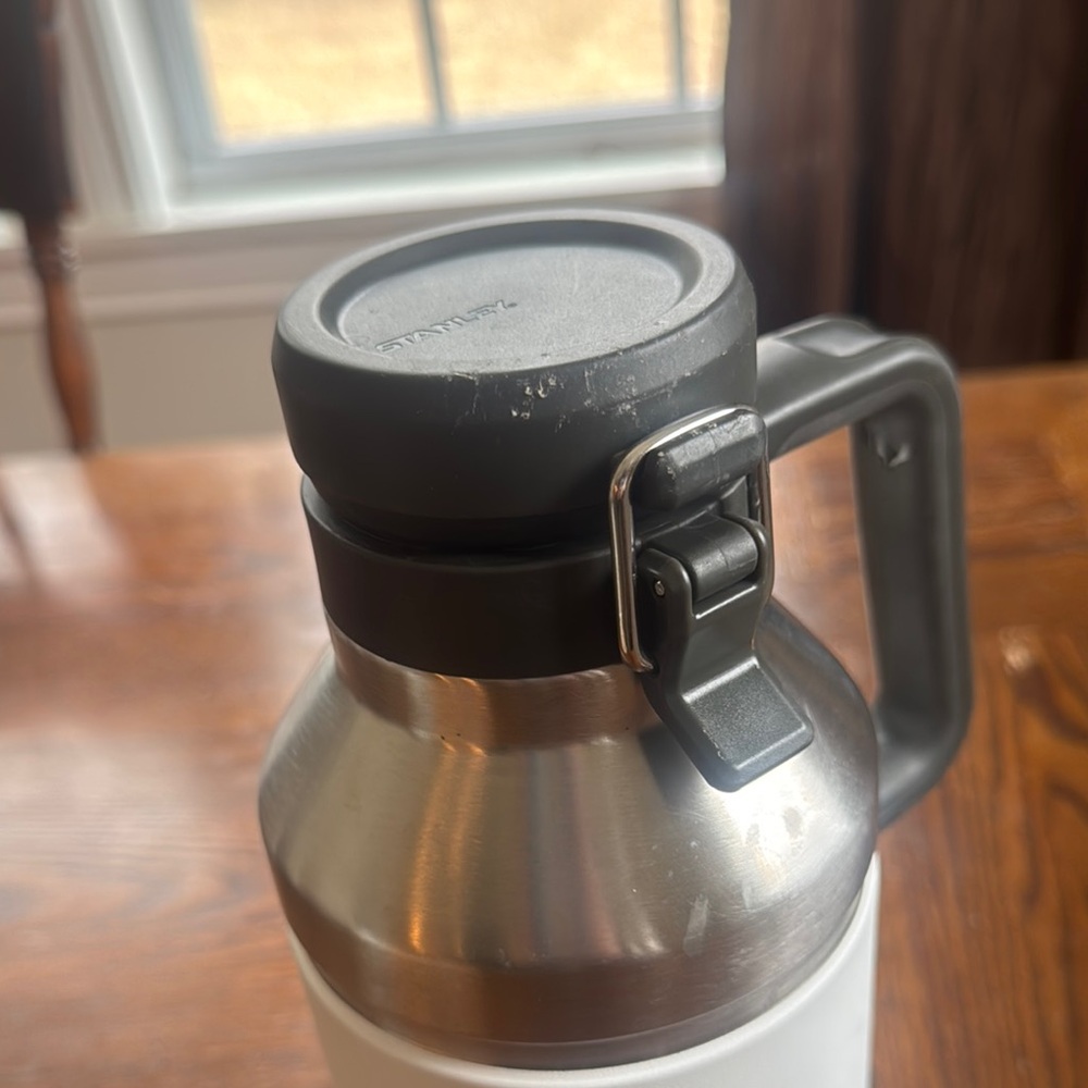 Stanley White and Black Insulated Bottle - Picture 3 of 11